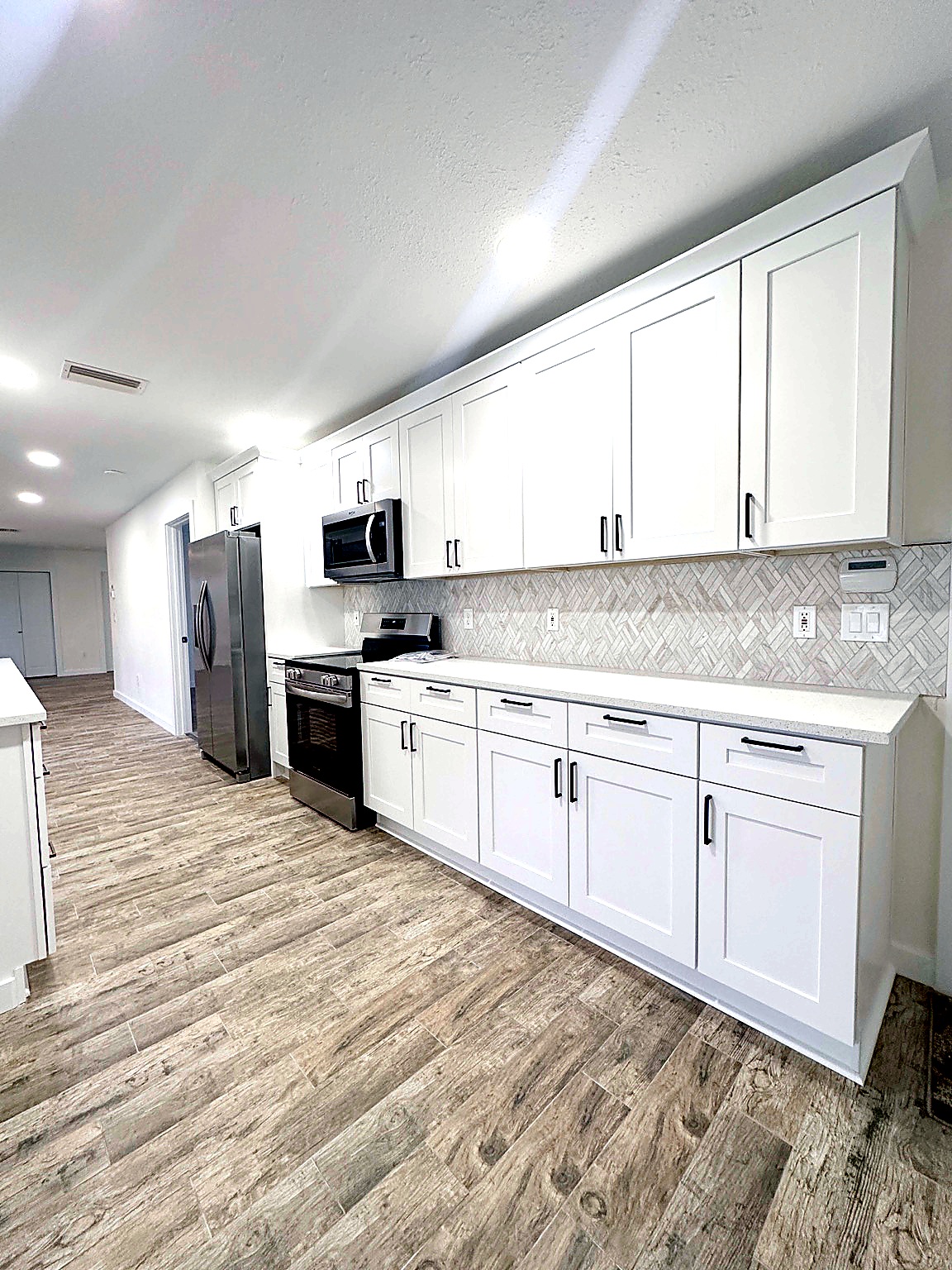 White backsplash run